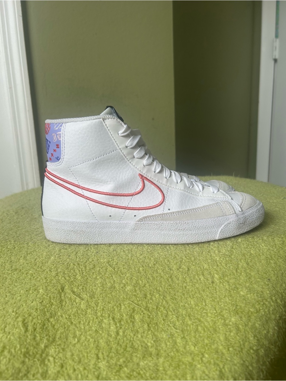 Nike Boys Blazer Mid White Leather Sneaker with Pink Swoosh Sz 6.5 Y